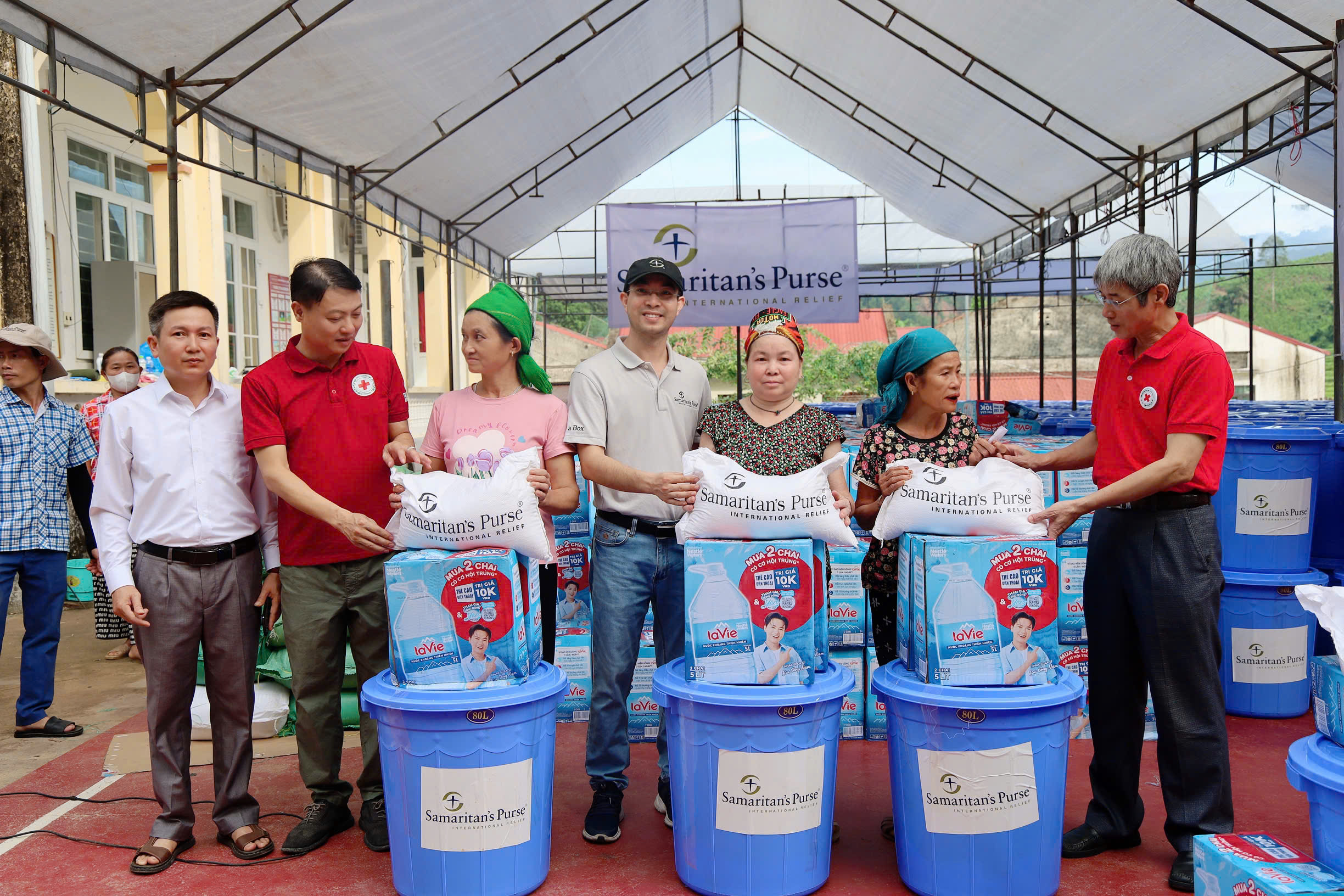 Trao hàng viện trợ khẩn cấp cho người dân xã Yên Nhân bị ảnh hưởng bởi bão số 5